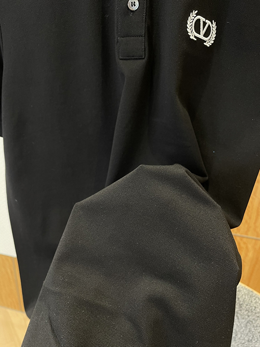 ヴァレンティノ カラーブロックのストライプ柄の襟付き刺繍入りの半袖ポロシャツ