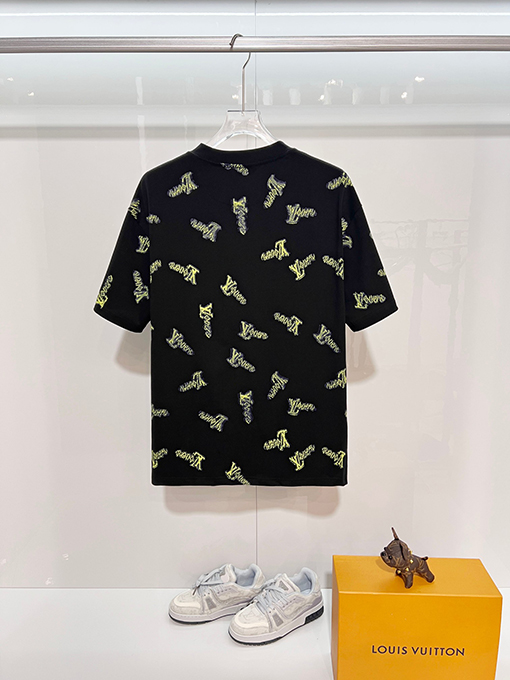 ルイヴィトンコピー 全面にグラフィティレターロゴをあしらった半袖Tシャツ