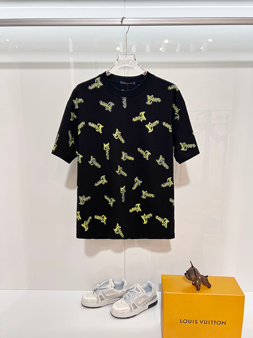 ルイヴィトンコピー 全面にグラフィティレターロゴをあしらった半袖Tシャツ