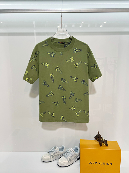ルイヴィトンコピー 全面にグラフィティレターロゴをあしらった半袖Tシャツ