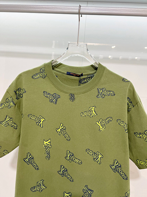 ルイヴィトンコピー 全面にグラフィティレターロゴをあしらった半袖Tシャツ