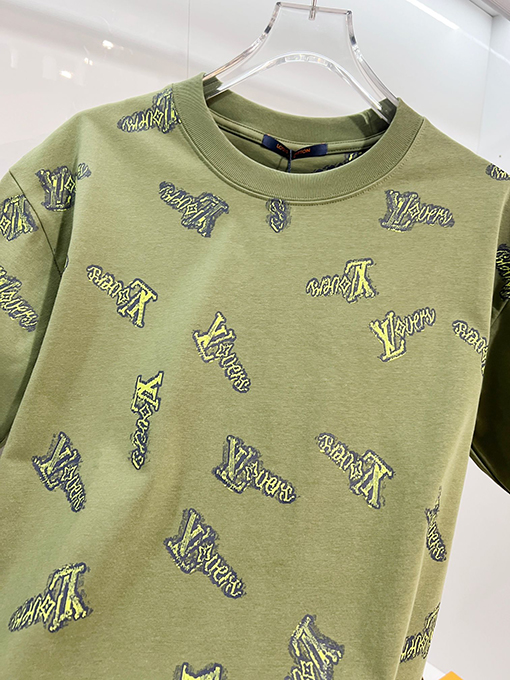 ルイヴィトンコピー 全面にグラフィティレターロゴをあしらった半袖Tシャツ
