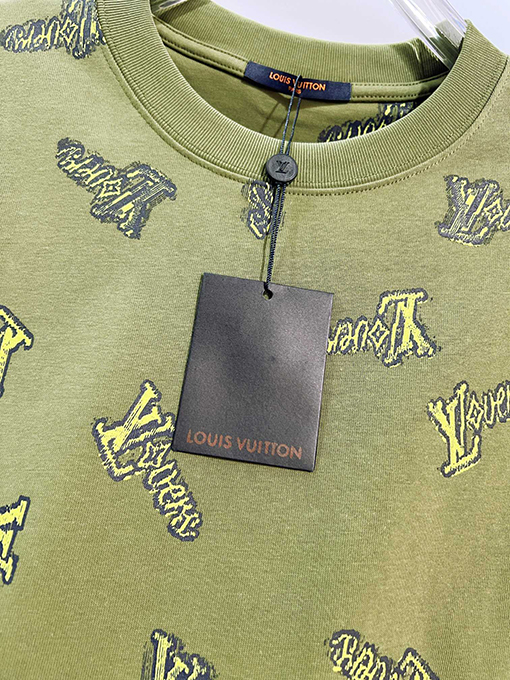 ルイヴィトンコピー 全面にグラフィティレターロゴをあしらった半袖Tシャツ