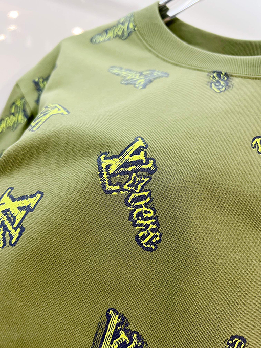 ルイヴィトンコピー 全面にグラフィティレターロゴをあしらった半袖Tシャツ