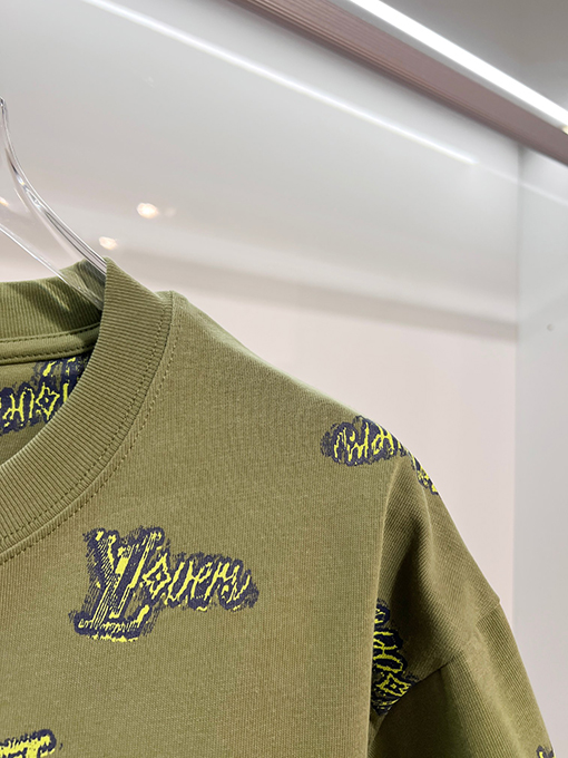 ルイヴィトンコピー 全面にグラフィティレターロゴをあしらった半袖Tシャツ