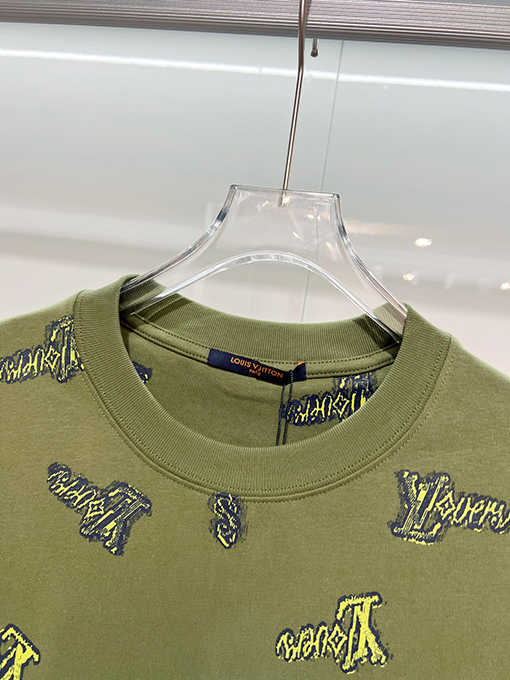 ルイヴィトンコピー 全面にグラフィティレターロゴをあしらった半袖Tシャツ