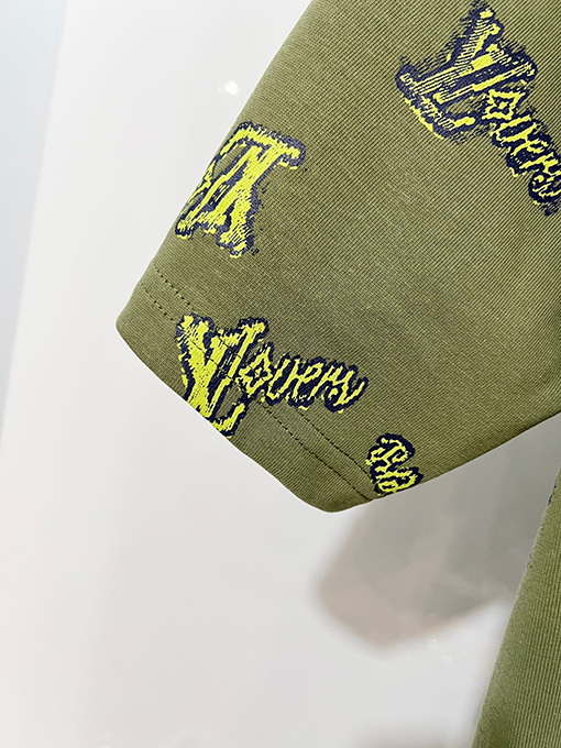 ルイヴィトンコピー 全面にグラフィティレターロゴをあしらった半袖Tシャツ
