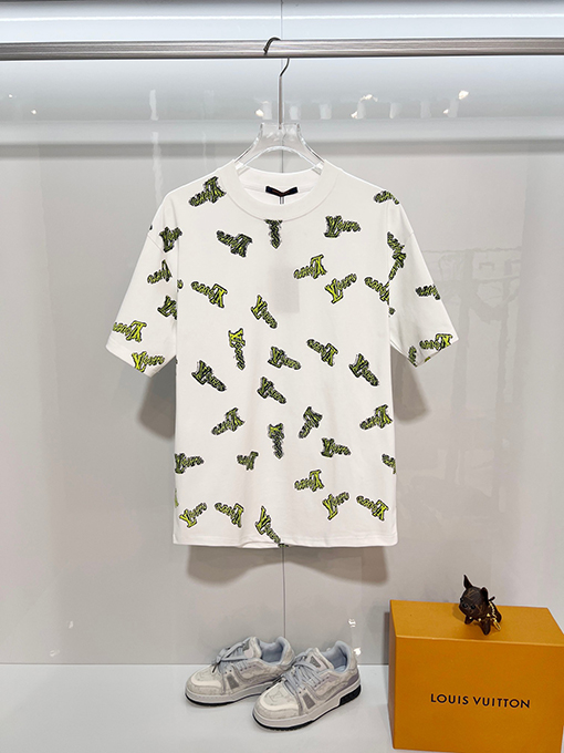 ルイヴィトンコピー 全面にグラフィティレターロゴをあしらった半袖Tシャツ