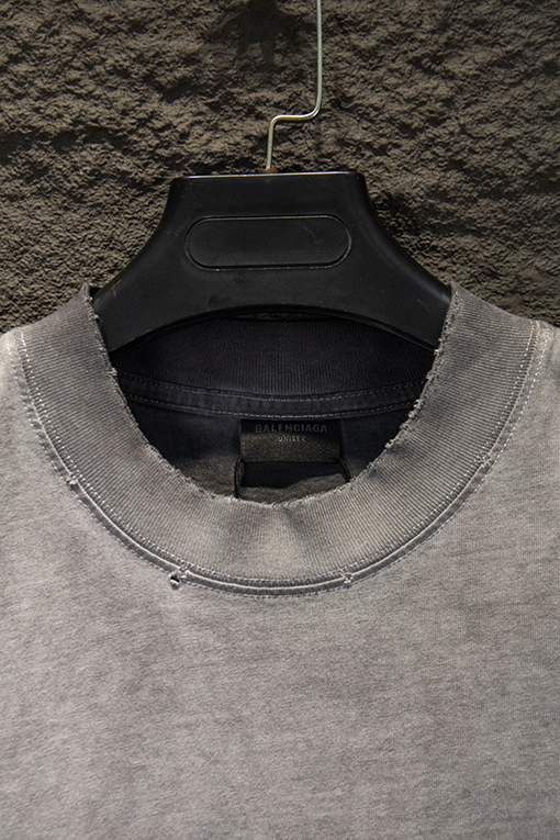バレンシアガ Balenciaga クラシックなダメージと破れをした半袖Tシャツ