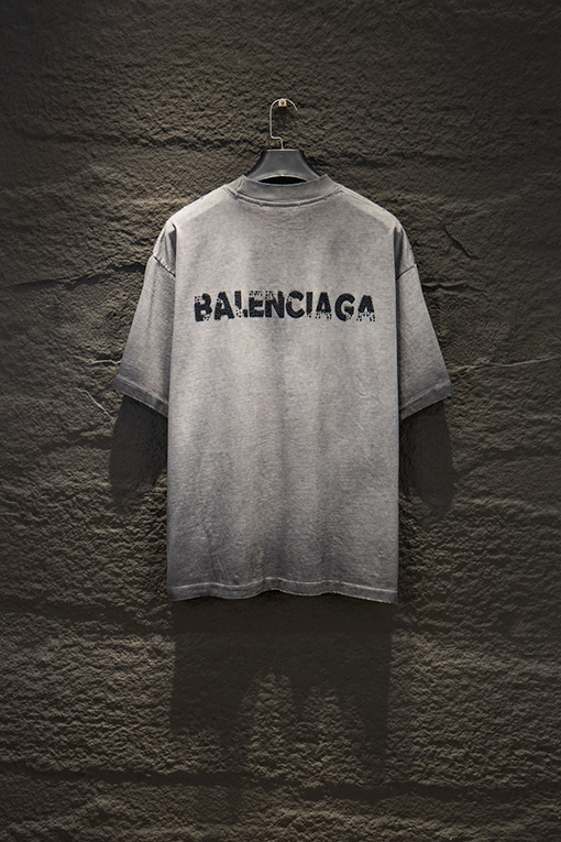 バレンシアガ Balenciaga クラシックなダメージと破れをした半袖Tシャツ