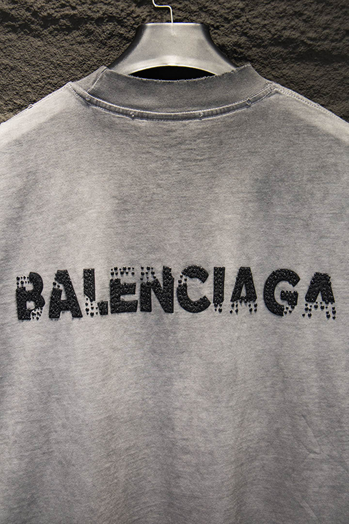 バレンシアガ Balenciaga クラシックなダメージと破れをした半袖Tシャツ