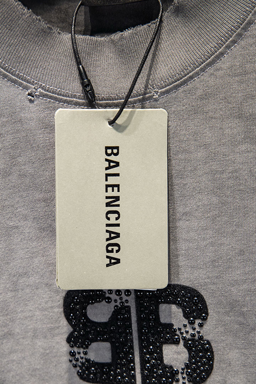 バレンシアガ Balenciaga クラシックなダメージと破れをした半袖Tシャツ