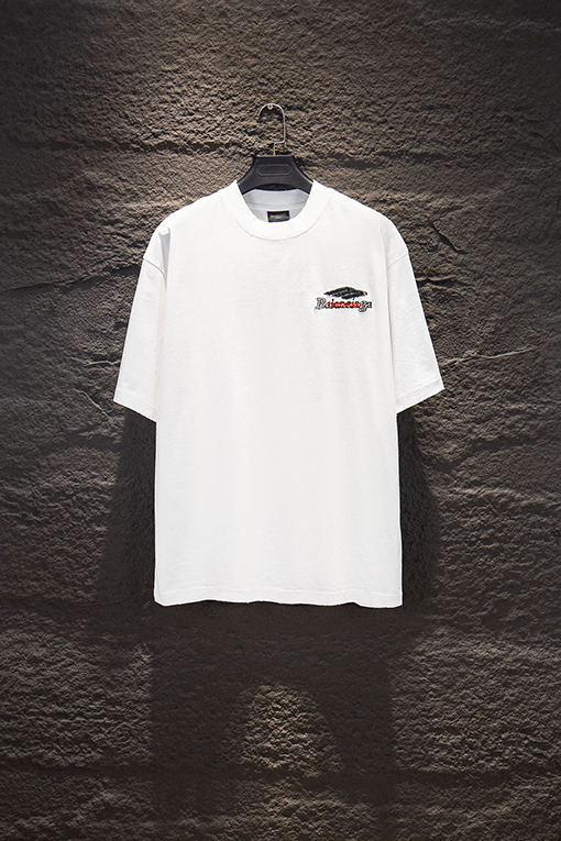 バレンシアガ Balenciaga ヘビーデューティーなダメージと破れをした中空の刺繍の半袖Tシャツ