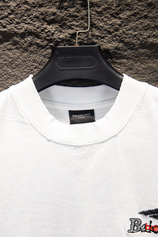 バレンシアガ Balenciaga ヘビーデューティーなダメージと破れをした中空の刺繍の半袖Tシャツ