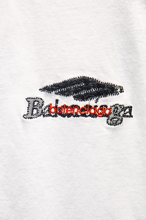 バレンシアガ Balenciaga ヘビーデューティーなダメージと破れをした中空の刺繍の半袖Tシャツ