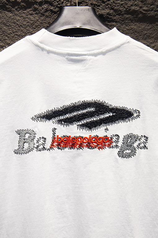 バレンシアガ Balenciaga ヘビーデューティーなダメージと破れをした中空の刺繍の半袖Tシャツ