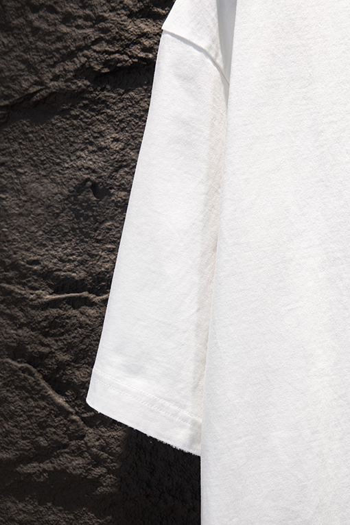 バレンシアガ Balenciaga ヘビーデューティーなダメージと破れをした中空の刺繍の半袖Tシャツ