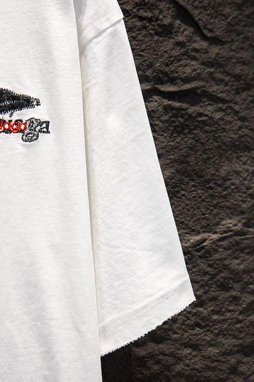 バレンシアガ Balenciaga ヘビーデューティーなダメージと破れをした中空の刺繍の半袖Tシャツ