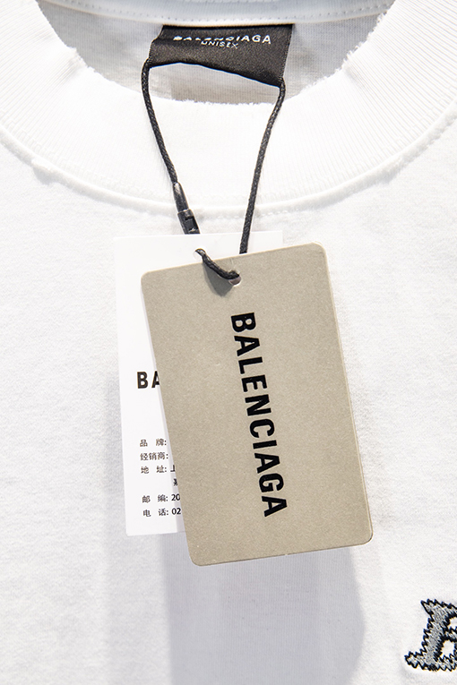 バレンシアガ Balenciaga ヘビーデューティーなダメージと破れをした中空の刺繍の半袖Tシャツ