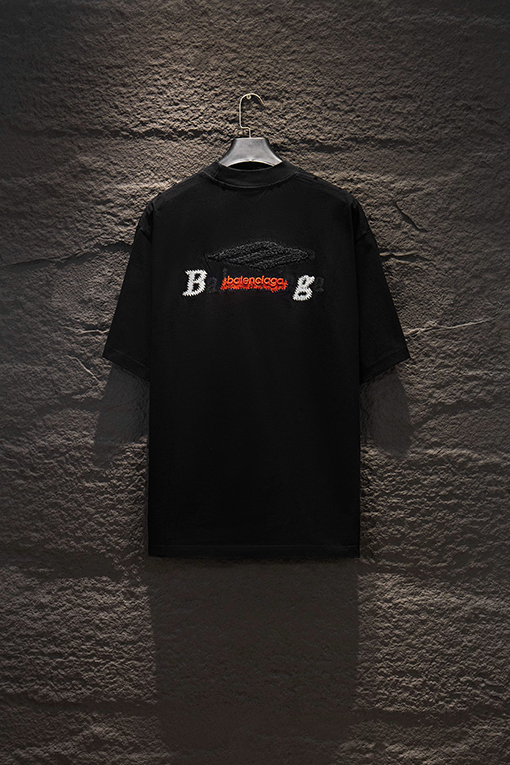 バレンシアガ Balenciaga ヘビーデューティーなダメージと破れをした中空の刺繍の半袖Tシャツ