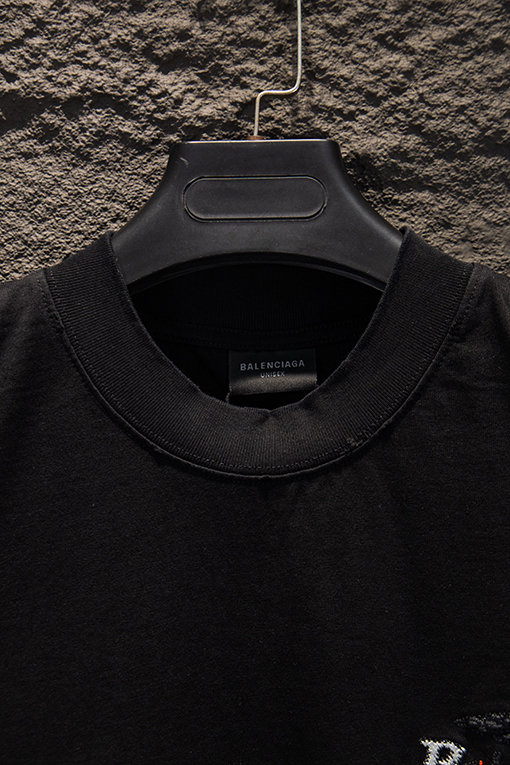 バレンシアガ Balenciaga ヘビーデューティーなダメージと破れをした中空の刺繍の半袖Tシャツ