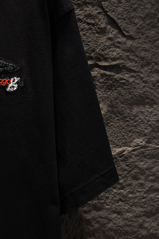 バレンシアガ Balenciaga ヘビーデューティーなダメージと破れをした中空の刺繍の半袖Tシャツ