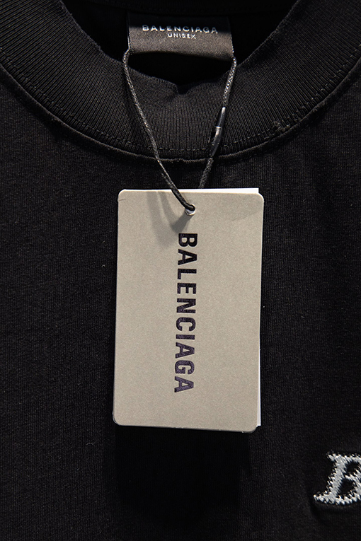 バレンシアガ Balenciaga ヘビーデューティーなダメージと破れをした中空の刺繍の半袖Tシャツ