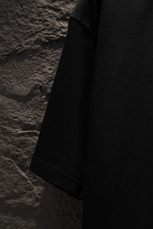 バレンシアガ Balenciaga ヘビーデューティーなダメージと破れをした中空の刺繍の半袖Tシャツ