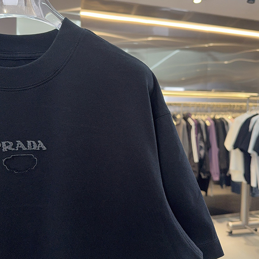 プラダ PRADAトライアングルロゴハンドカット中空の刺繍シリーズ半袖Tシャツ