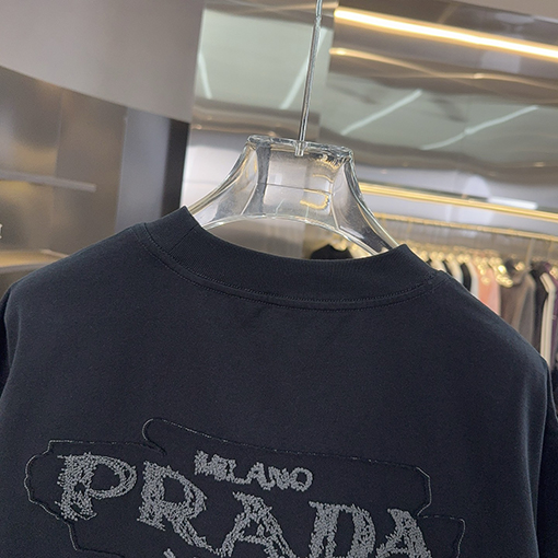 プラダ PRADAトライアングルロゴハンドカット中空の刺繍シリーズ半袖Tシャツ