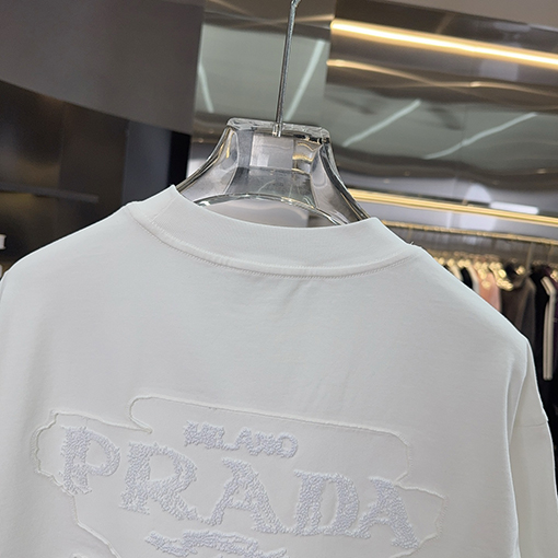 プラダ PRADAトライアングルロゴハンドカット中空の刺繍シリーズ半袖Tシャツ