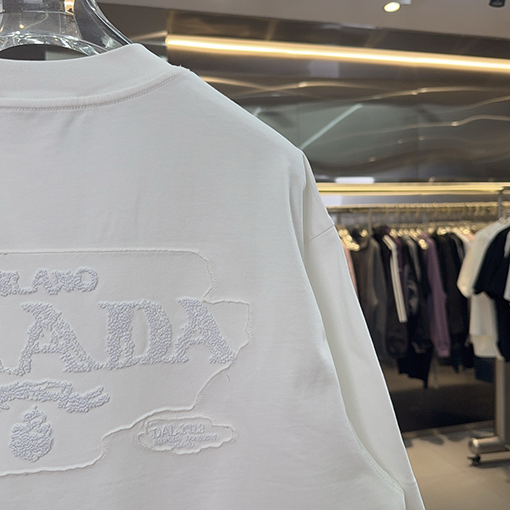 プラダ PRADAトライアングルロゴハンドカット中空の刺繍シリーズ半袖Tシャツ