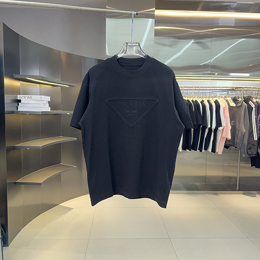 プラダ PRADAト刺繍とスタッズをしたデザインリーズの半袖Tシャツ