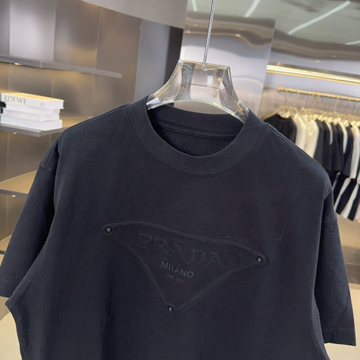 プラダ PRADAト刺繍とスタッズをしたデザインリーズの半袖Tシャツ