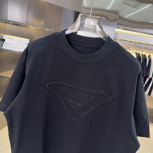 プラダ PRADAト刺繍とスタッズをしたデザインリーズの半袖Tシャツ