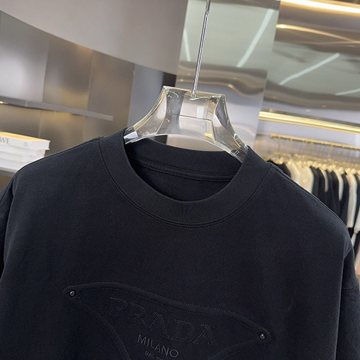 プラダ PRADAト刺繍とスタッズをしたデザインリーズの半袖Tシャツ