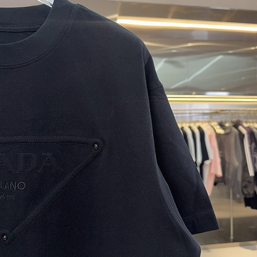 プラダ PRADAト刺繍とスタッズをしたデザインリーズの半袖Tシャツ