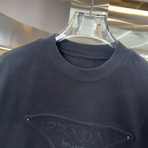 プラダ PRADAト刺繍とスタッズをしたデザインリーズの半袖Tシャツ