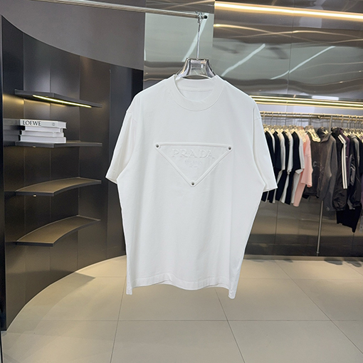 プラダ PRADAト刺繍とスタッズをしたデザインリーズの半袖Tシャツ