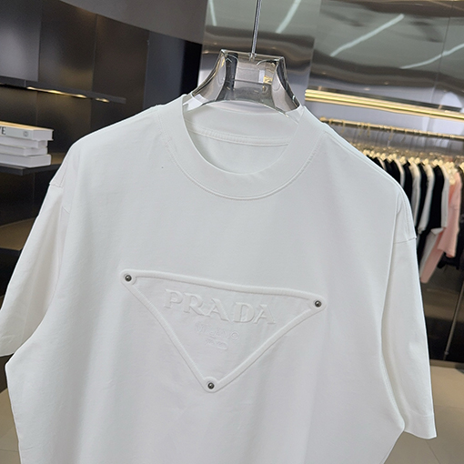 プラダ PRADAト刺繍とスタッズをしたデザインリーズの半袖Tシャツ