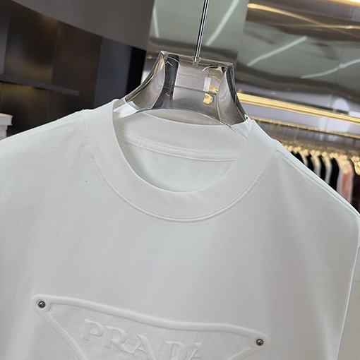 プラダ PRADAト刺繍とスタッズをしたデザインリーズの半袖Tシャツ