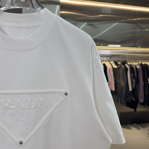 プラダ PRADAト刺繍とスタッズをしたデザインリーズの半袖Tシャツ