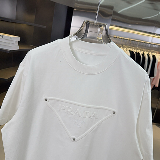 プラダ PRADAト刺繍とスタッズをしたデザインリーズの半袖Tシャツ
