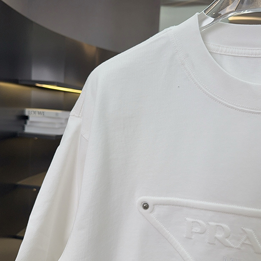 プラダ PRADAト刺繍とスタッズをしたデザインリーズの半袖Tシャツ