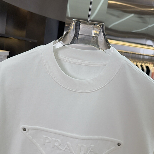 プラダ PRADAト刺繍とスタッズをしたデザインリーズの半袖Tシャツ