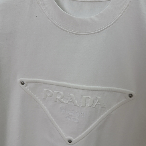 プラダ PRADAト刺繍とスタッズをしたデザインリーズの半袖Tシャツ