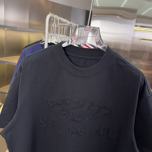 バレンシアガ Balenciaga カットアウトとウォッシュのディテールがされた刺繍パッチワーク半袖Tシャツ