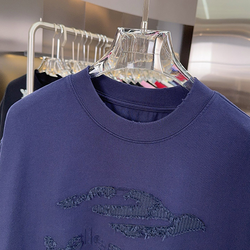 バレンシアガ Balenciaga カットアウトとウォッシュのディテールがされた刺繍パッチワーク半袖Tシャツ