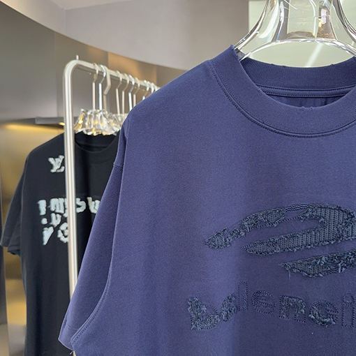 バレンシアガ Balenciaga カットアウトとウォッシュのディテールがされた刺繍パッチワーク半袖Tシャツ