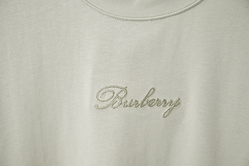バーバリー チェック柄の筆記体ロゴ半袖Tシャツ